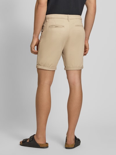 Männermodel trägt Regular Fit Shorts mit Eingrifftaschen Modell 'BOWIE' von Jack & Jones, Beige, Baumwoll-Elasthan, Ganzkörperansicht Rückansicht
