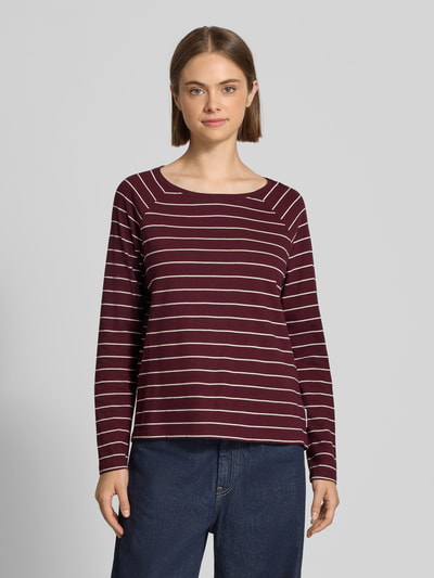 Frauenmodel trägt Regular Fit Langarmshirt aus reiner Baumwolle von Marc O'Polo DENIM in Dunkelrot mit weißen Streifen, Ganzkörperansicht von vorne.