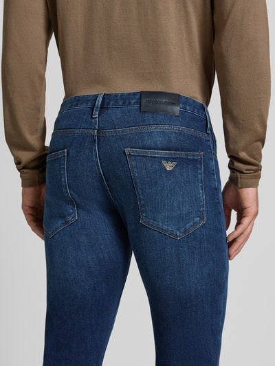 Männermodel trägt Slim Fit Jeans aus Baumwoll-Mix im 5-Pocket Design von Emporio Armani in Dunkelblau, Detailaufnahme Rückansicht, Kontext: Elastischer Baumwoll-Mix, Slim Fit, 5-Pocket Design, Knopf- und Reißverschluss, Bundweite 42 cm, Innenbeinlänge 84 cm bei Größe 32/34.