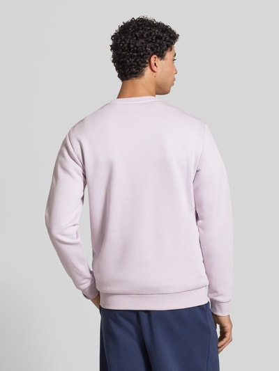 Männermodel trägt Regular Fit Sweatshirt aus Baumwoll-Mix Modell 'CERES' von Only & Sons, unifarben, Ganzkörperansicht Rückansicht.
