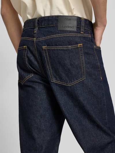 Männermodel trägt Straight Fit Jeans im 5-Pocket-Design von WON HUNDRED aus Reine Baumwolle, dunkle Waschung, Detailaufnahme Rückansicht.