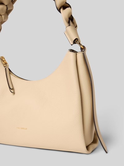 Produktfoto, cremefarbene Handtasche mit Label-Detail Modell 'BOHEME GRANA DOUBLE HOBO' von Coccinelle, strukturierte Oberfläche, Flecht-Schulterriemen, goldfarbene Details, Maße laut Kontext 30x22x11 cm, Schulterriemen 50 cm.