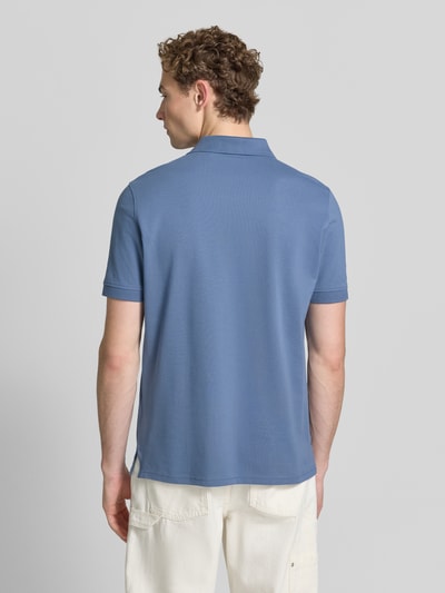Männermodel trägt Regular Fit Poloshirt mit Stitching von Christian Berg Men aus puur katoen in blauw met knoopsluiting, ganzlichaamsaanzicht rugzijde.