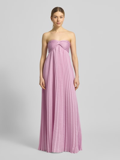 Frauenmodel trägt Abendkleid mit Plisseefalten und Bandeau-Ausschnitt von Jake*s Cocktail in Flieder, Chiffon, A-Linie, Maxikleid, Ganzkörperansicht von vorne.