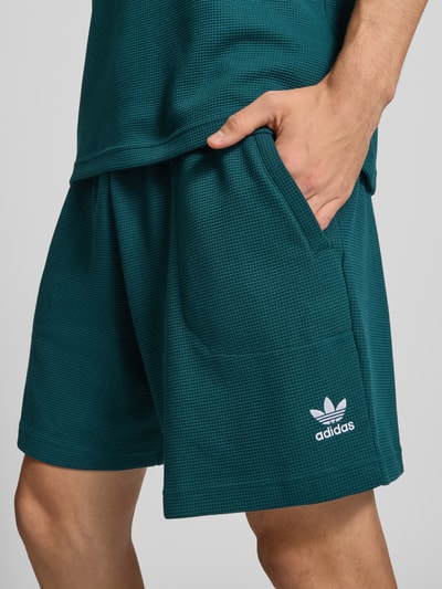 adidas Originals Relaxed Fit Shorts mit Strukturmuster Dunkelgruen 3