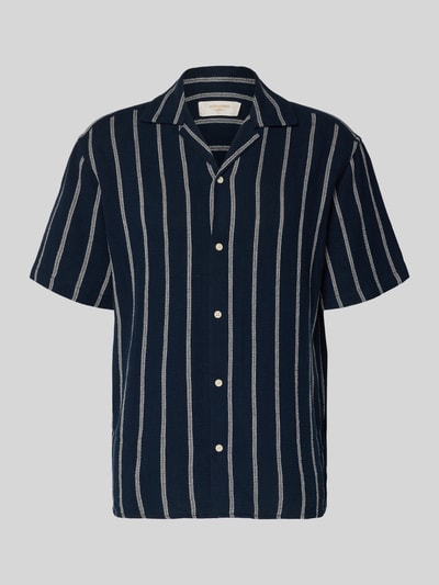 Produktfoto, Regular Fit Freizeithemd mit Strukturmuster Modell 'COBA' von Jack & Jones aus Baumwoll-Mix in Dunkelblau mit weißen Streifen, Reverskragen und Knopfleiste, Rückenlänge 73 cm, Schulterbreite 40 cm, Ärmellänge 24 cm, für Herren.