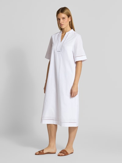Frauenmodel trägt Tunikakleid mit V-Ausschnitt Modell 'Debra' von JOOP! aus Reiner Baumwolle, weiß, A-Linie, Midikleid, Ganzkörperansicht von vorne.