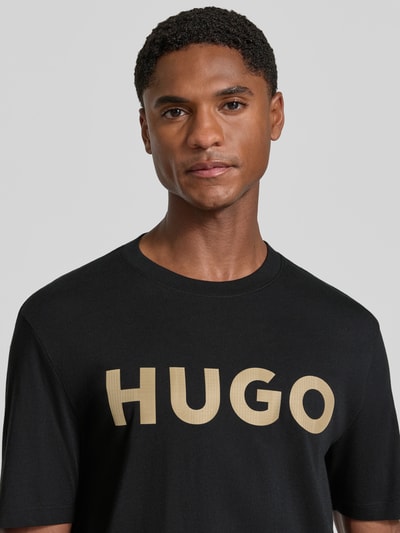 Männermodel trägt schwarzes Regular Fit T-Shirt aus reiner Baumwolle Modell 'Dulivio_U263' von HUGO, Herren T-Shirt, Nahaufnahme Oberkörper