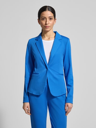 Frauenmodel trägt Regular Fit Blazer mit Viskose-Anteil Modell 'Kate' von ICHI in Blau mit Reverskragen, Paspeltaschen, Knopfverschluss, Elastischer-Material-Mix, taillierter Passform, Ganzkörperansicht von vorne.