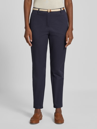 Frauenmodel trägt Chino mit Gürtel und Gesäßtaschen von Christian Berg Woman in Dunkelblau, Baumwoll-Elasthan-Mix, Regular Fit, Ganzkörperansicht von vorne.