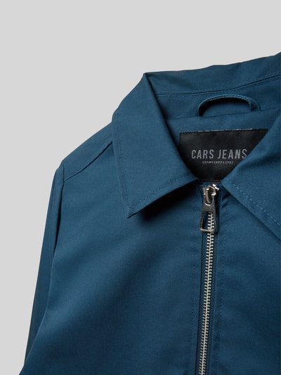 Produktfoto, Regular Fit Jacke mit Umlegekragen Modell 'Stevo' von CARS JEANS, Material-Mix mit Baumwoll-Anteil, Reißverschluss, strukturierte Oberfläche, kräftiges Blau, Aufgesetzte Taschen, Kinder Jacke, Größe 140, Rückenlänge 48 cm, Schulterbreite 37 cm, Ärmellänge 54 cm.