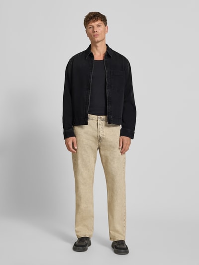 Mężczyzna nosi kurtkę jeansową o kroju regular fit z mieszanki bawełny model 'LUNEY BO REF' od BOSS Orange, czarna, matowa faktura, całkowity widok z przodu.