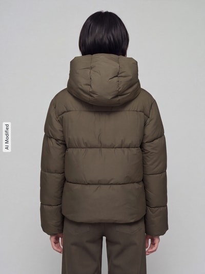 Frauenmodel trägt Steppjacke mit Kapuze von ONLY, kolor jednokolorowy, krój regular fit, rękaw długi, kaptur, zamek błyskawiczny, wpuszczane kieszenie, Ganzkörperansicht Rückansicht, KI-modifiziertes Bild