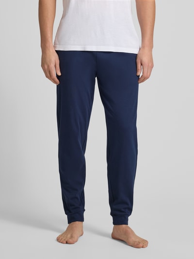 Männermodel trägt Sweatpants mit elastischem Bund von Christian Berg Men, Reine Baumwolle, Gerade Passform, Eingrifftaschen, Ganzkörperansicht von vorne.