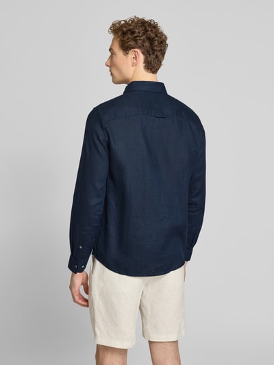 Männermodel trägt Regular Fit Freizeithemd aus reinem Leinen von s.Oliver RED LABEL in Dunkelblau, unifarben, Ganzkörperansicht Rückansicht.