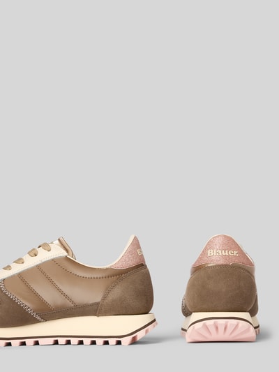 Produktfoto, Sneaker aus Leder-Mix mit Logo-Patch Modell 'Millen' von Blauer USA in Beige-Rosé, profilierte Sohle, Damenschuh, abgerundete Passform, Schnürverschluss, 3 cm Absatzhöhe, 9 cm Schafthöhe, 8 cm Schaftweite, samtige und glatte Texturen.