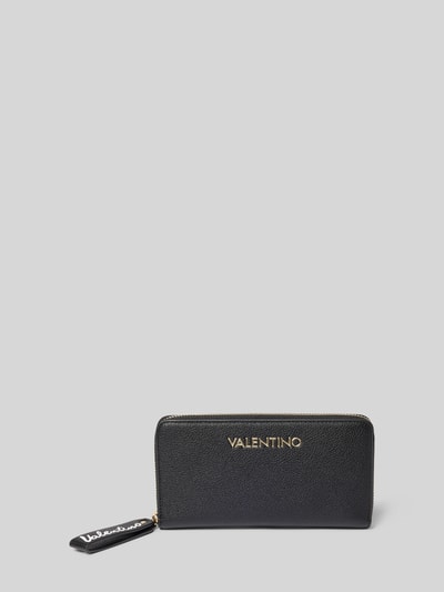Produktfoto, schwarzes Portemonnaie in Leder-Optik Modell 'Ryta' von VALENTINO BAGS mit goldfarbenem Logo und Reißverschluss, Damenaccessoire