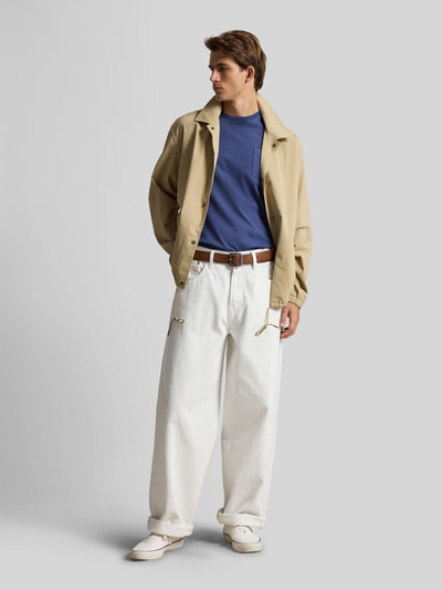 Mannenmodel draagt Regular Fit blouson uit katoenmix model 'SEERSUCKER' van Polo Ralph Lauren, look: effen, gestreept motief, platte kraag, drukknoopsluiting, gestikt logo, lange mouw met elastische mouwboord, rompzoom met tunnelkoord, zij-steekzakken, materiaalverwerking: twill-stretch, kleur: licht beige, textuur: licht gestructureerd; lichaamsopname van voren.