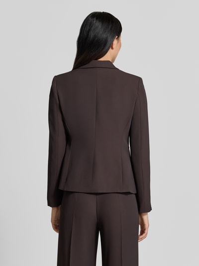 Vrouwenmodel draagt Slim Fit Blazer met reverskraag van Rinascimento in donkerbruin met knoopsluiting en paspelzakken, ruglengte 56 cm, full-body achteraanzicht.