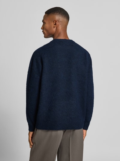 SELECTED HOMME Sweter o kroju relaxed fit z dzianiny z dodatkiem wełny model ‘RAI BRUSHED’ Granatowy 5