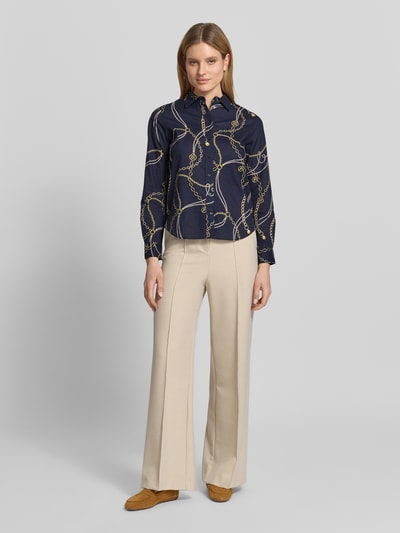 Vrouwenmodel draagt Regular Fit Bluse im Allover-Look van Gant in donkerblauw met kettingprint, pure katoen, regular fit, overhemdkraag, knoopsluiting, ruglengte maat 36: 66 cm, mouwlengte maat 36: 61 cm, frontale volledige lichaamsaanzicht.