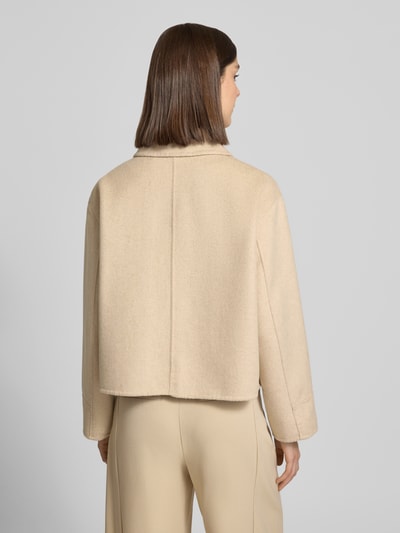 Frauenmodel trägt Jacke mit aufgesetzten Taschen Modell 'Helia' von OPUS in Beige, Relaxed Fit, Rückenansicht, sanfte Textur