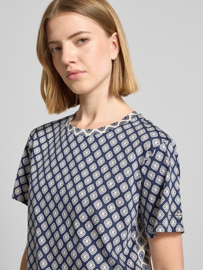 Frauenmodel trägt Regular Fit T-Shirt aus reiner Baumwolle Modell 'BUSSOLA' von Weekend Max Mara mit Optik:Allover-Muster, Nahaufnahme Oberkörper.