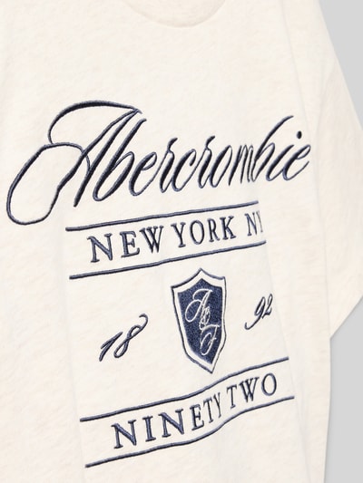 Produktfoto, Regular Fit T-Shirt mit Logo-Stitching von Abercrombie&Fitch, cremefarbener Baumwoll-Mix, navyblaue Stickerei, Rundhalsausschnitt, Textur aus weichem Stoff