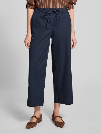 Frauenmodel trägt Regular Fit Culotte aus Baumwoll-Mix von Brax, Optik: Unifarben, Passform: Regular-Fit, Länge: Cropped, Bundabschluss: Tunnelzug, Material: Baumwoll-Mix, Ganzkörperansicht von vorne.
