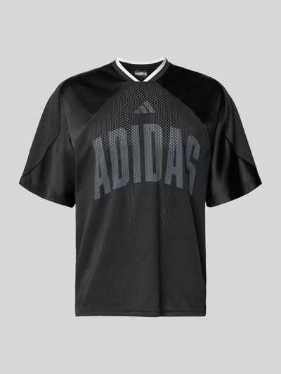 Produktfoto, schwarzes T-Shirt mit V-Ausschnitt und tonalem Logo-Print, lockerer Schnitt, adidas Sportswear, Größe M ca. 67 cm Rückenlänge