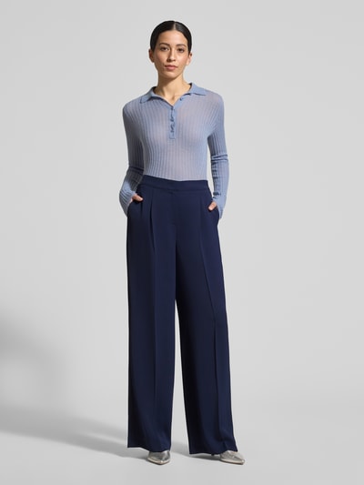 Frauenmodel trägt Damen Hose mit Bügelfalten Modell 'WILLOW O' von Raffaello Rossi, Regular Fit, Eingrifftaschen, Ganzkörperansicht von vorne.