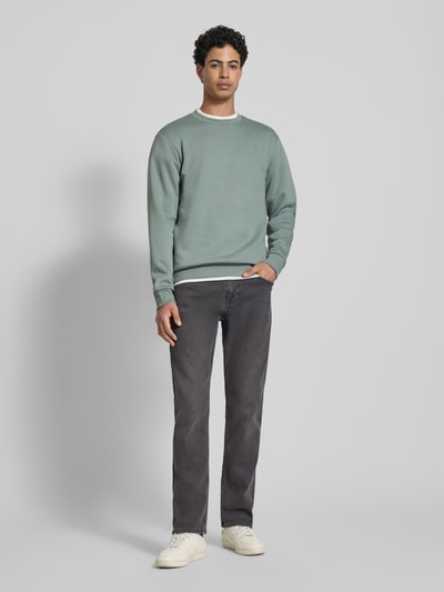 Męski model nosi Regular Fit Jeans aus Baumwoll-Mix Modell 'WEFT' od Only & Sons, denim szary, 5 kieszeni, label stitching, widok całej sylwetki z przodu