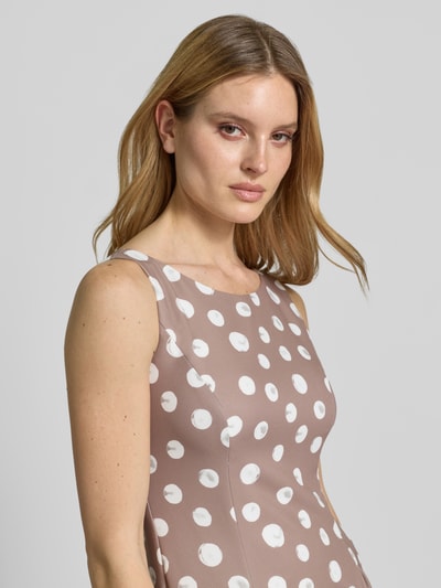 Kobiece model prezentuje sukienka koktajlowa 'Cocktailkleid im Allover-Look' od Vera Mont, mieszanka materiałów z dodatkiem streczu, linia a, sukienka midi, wzór na całej powierzchni, okrągły dekolt, długość tyłu w rozmiarze 36: 32 cm, szerokość w rozmiarze 36: 36 cm, detaliczny widok na górną część ciała