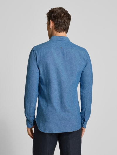 Männermodel trägt Regular Fit Business-Hemd aus Leinen-Baumwoll-Mix Modell 'ROMA' von FIL NOIR, blaue Farbe, Ganzkörperansicht Rückansicht, Herren Business-Hemd, Haifischkragen, Knopfleiste, Rückenlänge 74 cm, Schulterbreite 41 cm, Ärmellänge 65 cm.