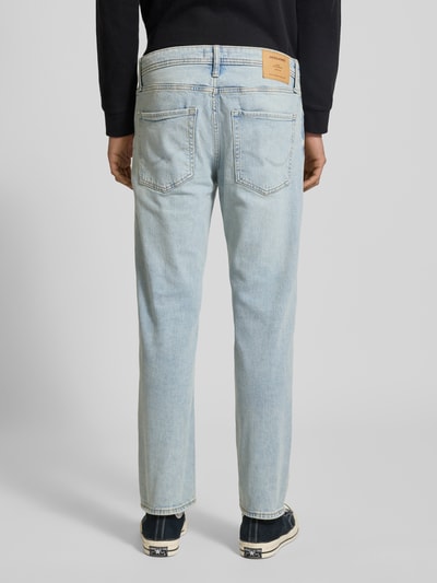 Männermodel trägt lichte rechte Straight Fit Jeans aus mix van katoen en elastaan, 5-pocketmodel, JACK & JONES, model 'CLARK ORIGINAL', ganzkörperansicht rückansicht.