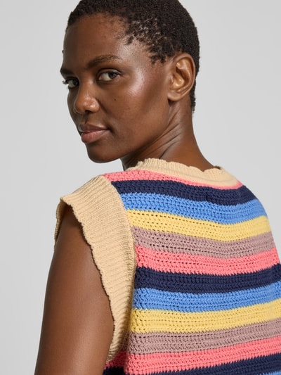 Modelka kobieca ma na sobie Stricktop mit Kappärmeln Modell 'Chicago' od LOLLYS LAUNDRY, bawełniana mieszanka, krój regular fit, paski w beżu, granacie, żółci, różu i niebieskim, tekstura dzianiny, widok całych pleców, ujęcie z tyłu.