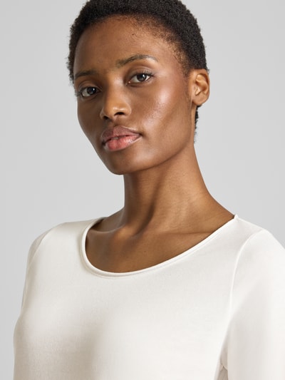 Frauenmodel trägt Regular Fit Longsleeve im Strukturmuster von Smith and Soul in Offwhite aus Baumwoll-Mix, Nahaufnahme Oberkörper.