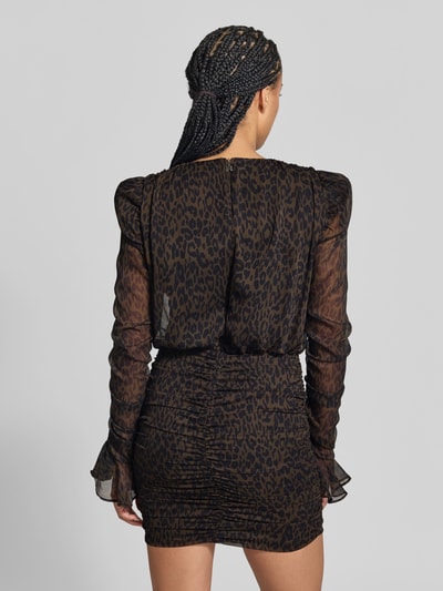 Frauenmodel trägt Minikleid mit Allover-Animal-Print von ROTATE, schlanke Passform, Raffungen, Schlüssellochausschnitt, lange Ärmel, schwarze und braune Töne, Struktur mit 88 cm Gesamtlänge, 41 cm Brustweite, 69 cm Ärmellänge, Ganzkörperansicht Rückansicht.