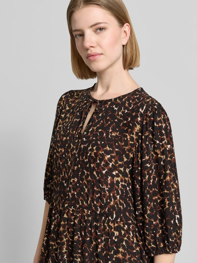Frauenmodel trägt Minikleid aus Viskose im Allover-Look Modell 'MARRAKECH' von ICHI, braun-schwarz gemustert, Nahaufnahme Oberkörper.