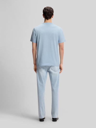 Männermodel trägt Regular Fit T-Shirt aus reiner Baumwolle Modell 'Thompson 01' von BOSS, Optik: Unifarben, Ganzkörperansicht Rückansicht.
