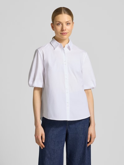 Kobiece model prezentuje Regular Fit mit Puffärmeln von More & More, biała bluzka z mieszanki bawełny z dodatkiem streczu, krój regular fit, kołnierzyk koszulowy, bufiaste rękawy, długość tyłu w rozmiarze 36: 64 cm, długość rękawa w rozmiarze 36: 26 cm, widok całej sylwetki od przodu.