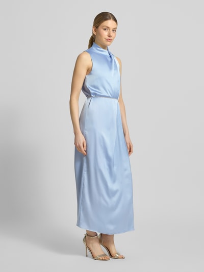 Kobiece modelka nosi sukienka koktajlowa Tailliertes Cocktailkleid mit Taillenkette Modell 'KEWINA' von HUGO, efekt: jednolity kolor, błyszczący, krój: taliowany, długość midi, okrągły dekolt, detal: łańcuszki w talii, zapięcie: ukryty zamek błyskawiczny, szerokie ramiączka, prosty dół, wykończenie materiału: satyna, widok całej sylwetki z przodu.