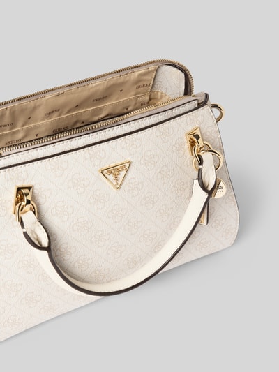 Produktfoto, cremefarbene Handtasche mit Logo-Muster Modell 'ECO NOELLE II' von Guess, goldene Details, Reißverschluss, Label-Applikation, sichtbares Innenfutter