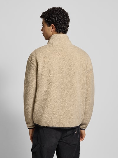 Männermodel trägt Relaxed Fit Fleecejacke in Teddyfleece-Optik von Tommy Jeans in Optik: Unifarben, Materialverarbeitung: Webkunsdfell, Ganzkörperansicht Rückansicht.