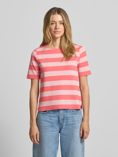 Frauenmodel trägt T-Shirt mit Rundhalsausschnitt und 1/2-Arm von More & More, rosa gestreift, Regular Fit, Ganzkörperansicht von vorne.