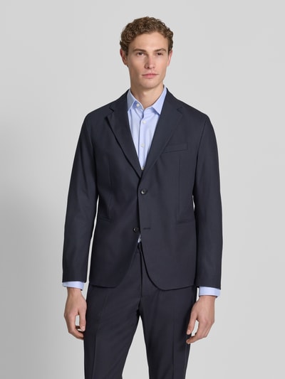 Männermodel trägt dunkelblaues Sakko mit Reverskragen, Brustleistentasche und Knopfverschluss aus Material-Mix mit Viskose-Anteil, Regular-Fit, Modell 'CATORY' von Drykorn, Ganzkörperansicht von vorne. Rückenlänge 72 cm, Schulterbreite 50 cm, Ärmellänge 66 cm bei Größe 50.