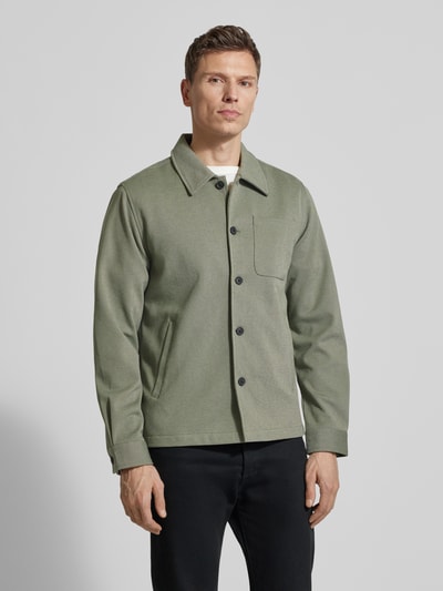 Męski model nosi Relaxed Fit Hemdjacke mit Brusttasche od Lindbergh, kolor zielony, materiał z dodatkiem wiskozy, widok na całą sylwetkę z przodu.