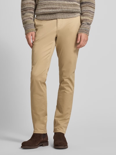 Männermodel trägt Straight Fit Chino mit Gesäßtaschen von MCNEAL, elastischer Baumwoll-Mix, Eingrifftaschen, Knopf-Reißverschluss, Nahaufnahme Unterkörper.