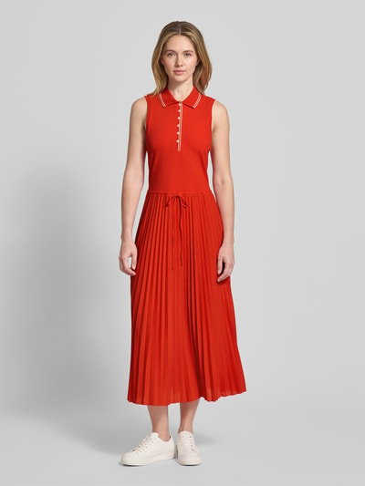 Frauenmodel trägt Tailliertes Freizeitkleid aus Baumwoll-Mix von Tommy Hilfiger, Optik: Unifarben, Polokragen, Plissees, Midi-Länge, Ganzkörperansicht von vorne.