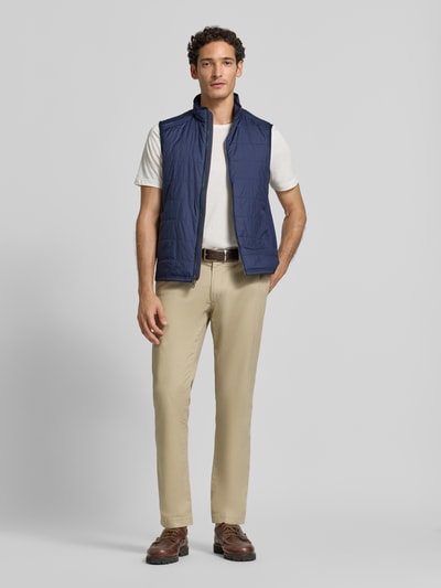 Männermodel trägt Regular Fit Weste aus Modal-Mix mit Woll-Anteil Modell 'PERFORMANCE' von Polo Ralph Lauren in Dunkelblau, Ganzkörperansicht von vorne.